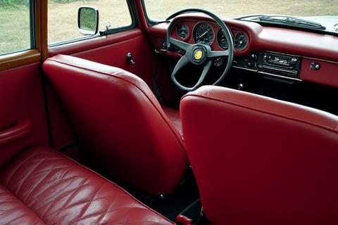 Intérieur en cuir neuf et rouge d'une Porsche 356 Classique, mettant en valeur des coutures parfaites et un tableau de bord restauré.